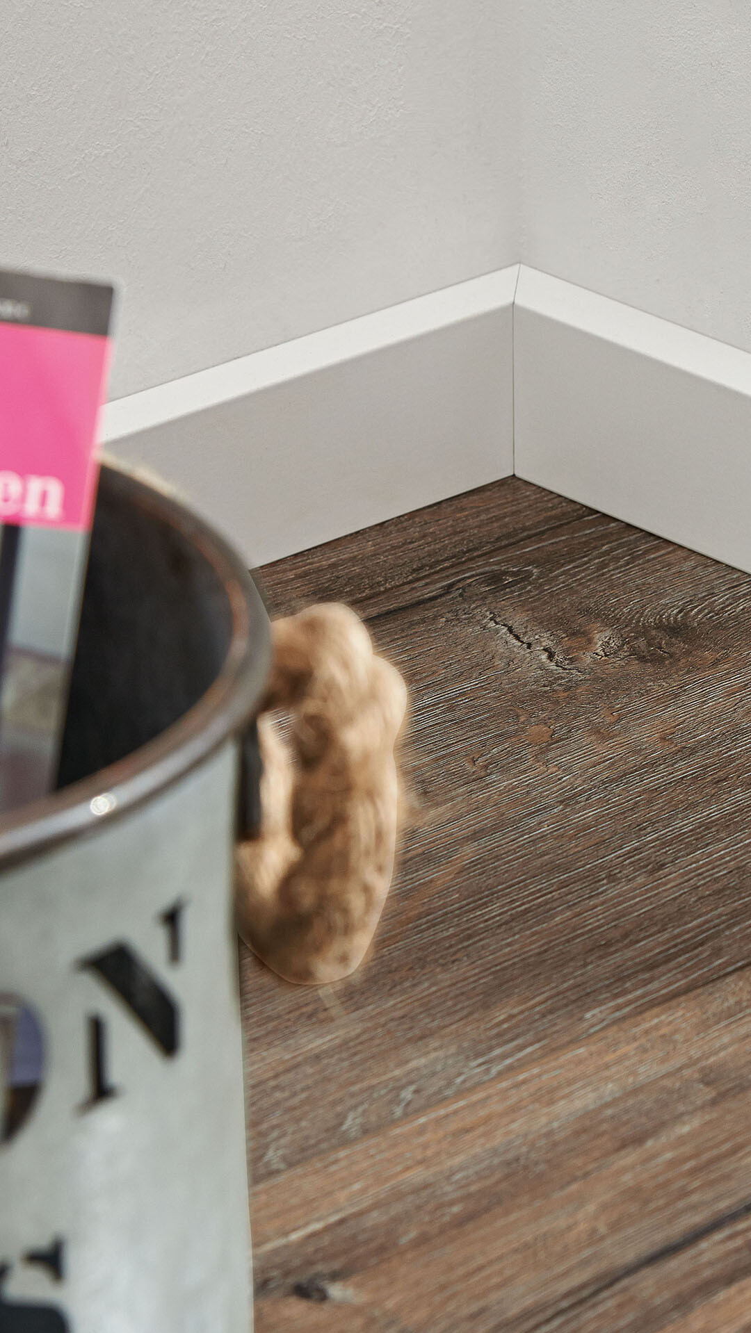 Weiße Fußleisten passend zu allen Böden von MEISTER